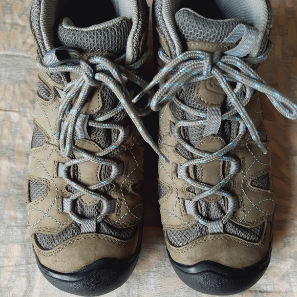 Keen Women's Mid hiking boots zise 7. - Picture 2 of 15